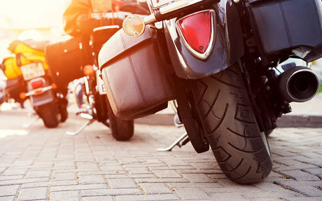 a row of motorcycles parked next to each other